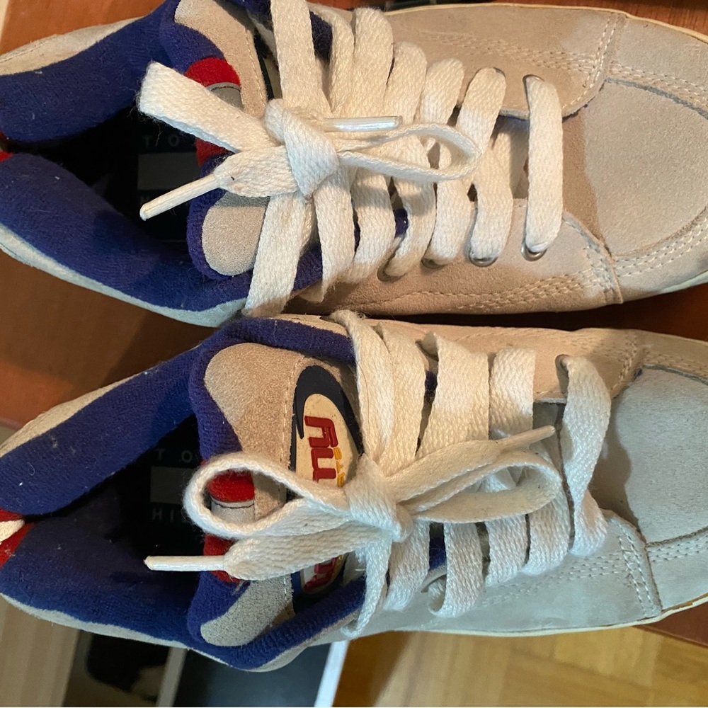 Tommy Hilfiger skater shoes 
Beige with gray and red colors at the back